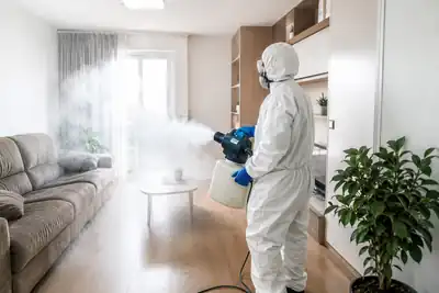 Técnico realizando sanitização profissional em ambiente residencial — Saniway